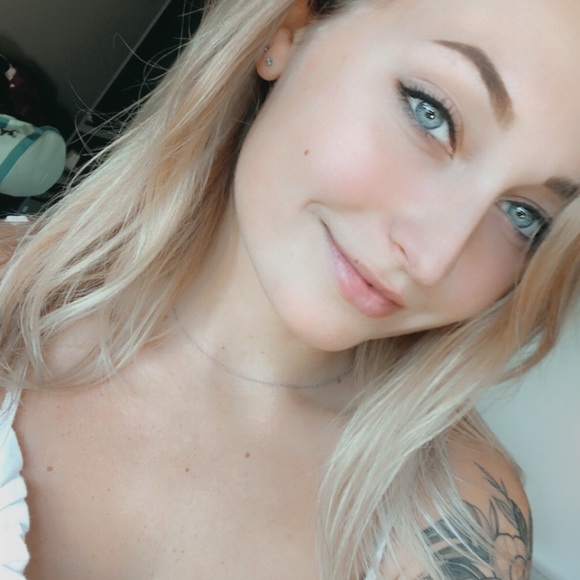 Meet your Posher, Erica - Picture 1 of 2